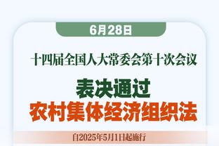 贝林厄姆和母亲马德里逛街被众多球迷包围